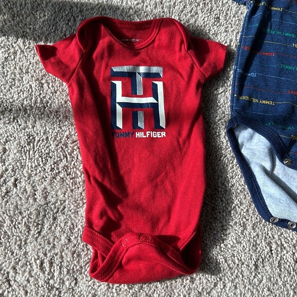 Tommy Hilfiger 4 Pack Bodysuit onesies - Picture 4 of 4